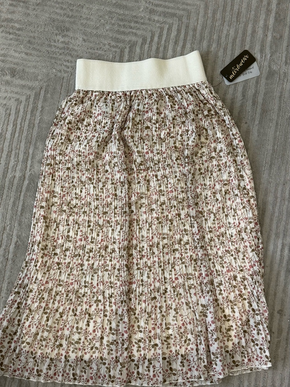 michelmott Floral Pleated Midi Skirt in Cream and Pink